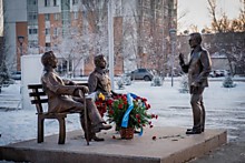 Елордамызда "Үш арысқа" арнап қойылған ескертіш. Оң жақта тұрған ақын Ілияс Жансүгіров